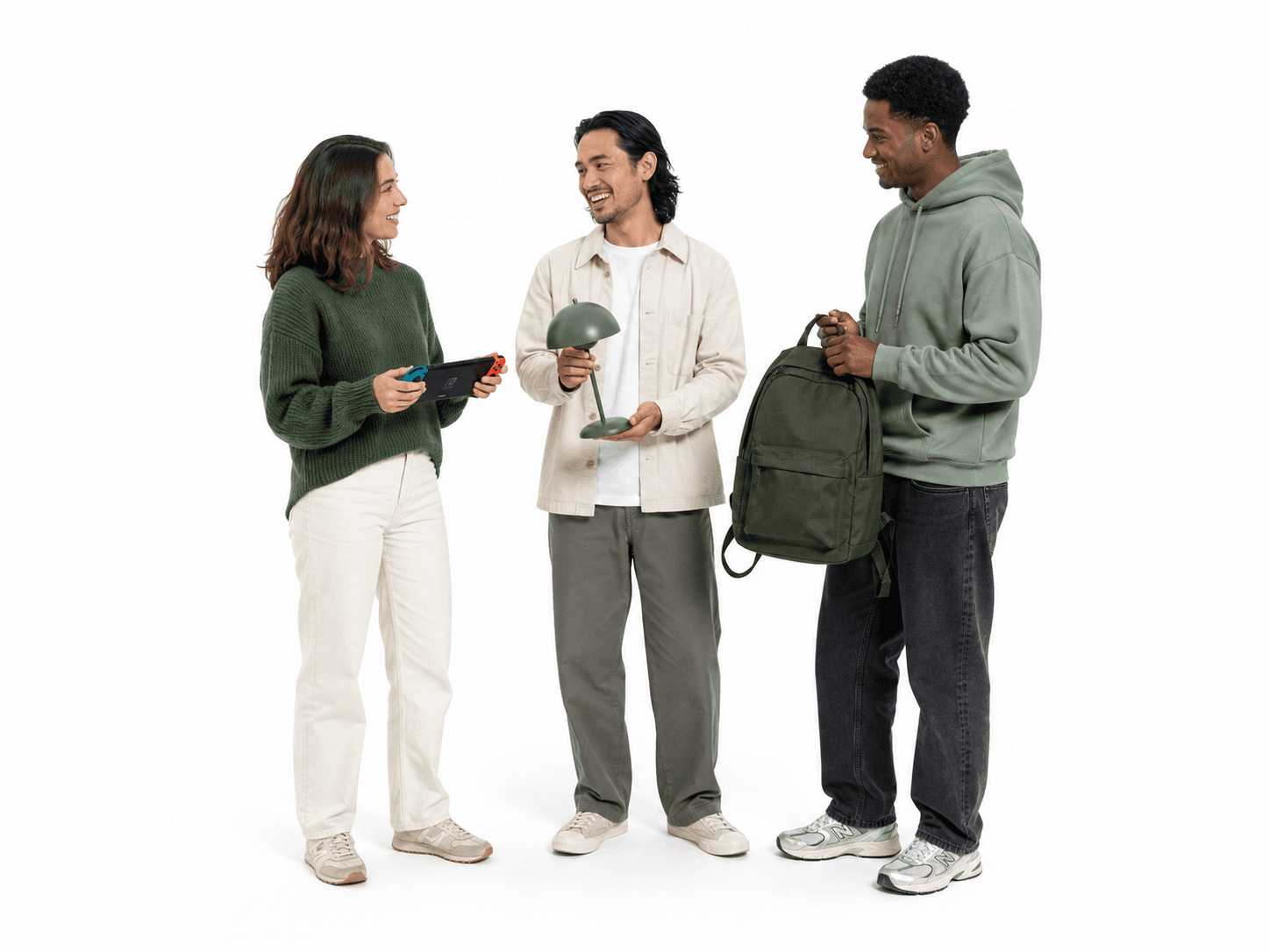 Tres personas intercambiando una consola, una lámpara y una mochila